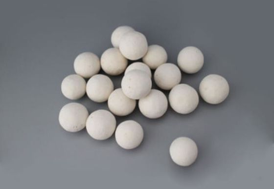 Bolas de cerámica inertes del óxido de aluminio de la ayuda para el gas natural 1300-1400 Kg/M3